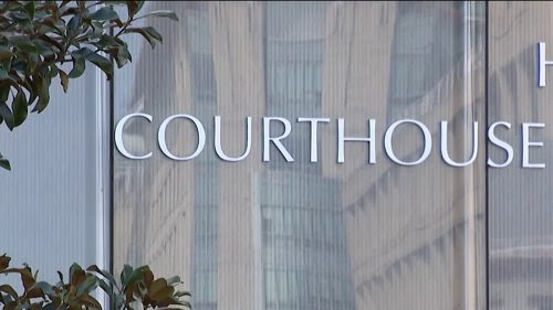 Juez dictamina que la defensa en el juicio por asesinato en la Universidad Católica puede citar al detective apartado del caso