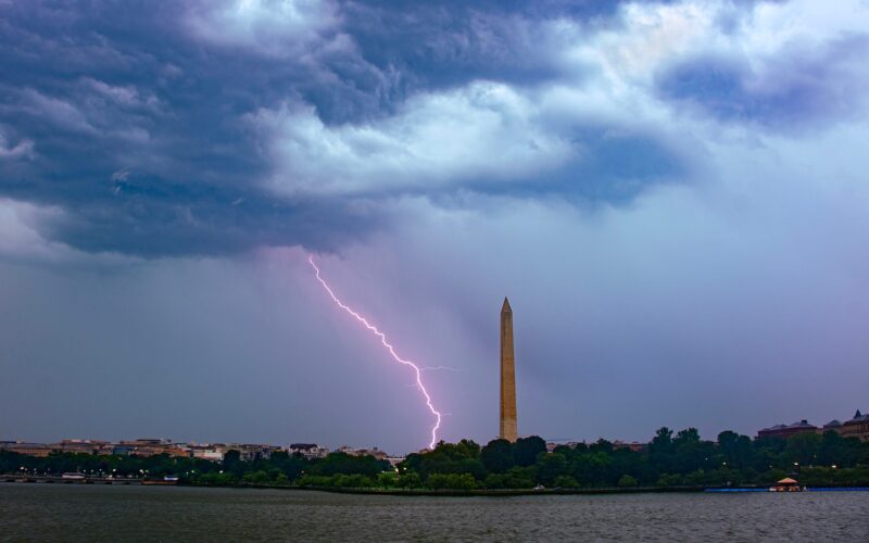 Tormentas severas con riesgo de tornados, lluvias torrenciales y vientos destructivos golpearán el área de D.C.
