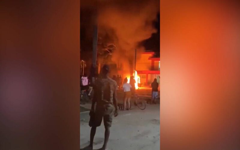 Manifestantes atacan una oficina del Partido Comunista en Cuba al tiempo que se profundiza la crisis energética en la isla