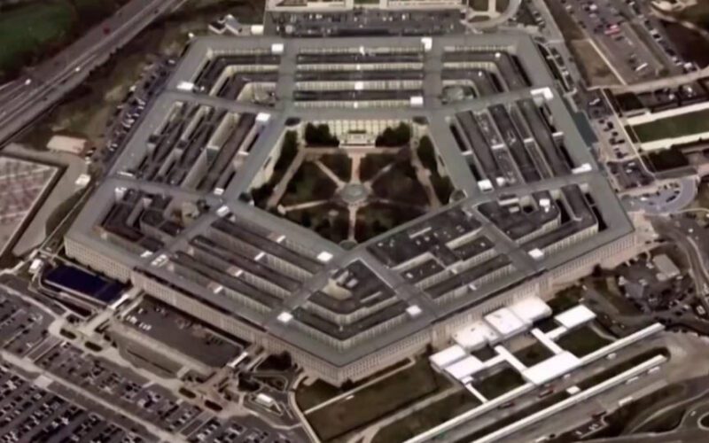 Juez federal bloquea una política de prensa del Pentágono