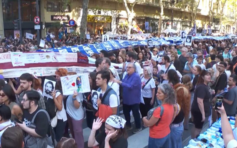Miles de personas marchan en Argentina para conmemorar los 50 años del golpe de Estado militar de 1976 que contó con el apoyo de EE.UU.
