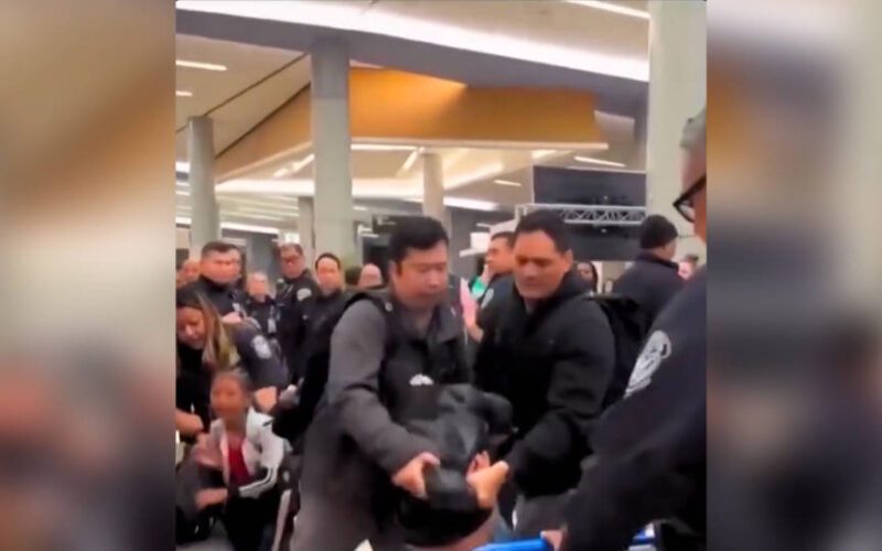 Videos muestran a agentes del ICE deteniendo de forma violenta a una madre y a su hija en el aeropuerto de San Francisco