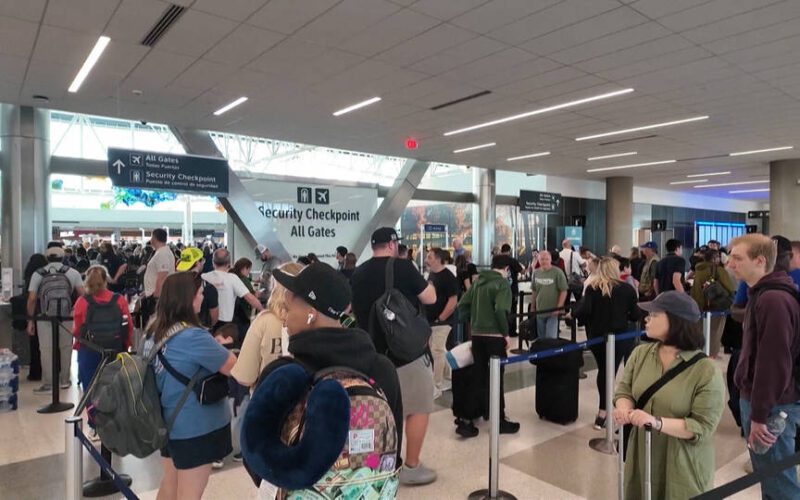 Usuarios de los aeropuertos enfrentan actualmente los tiempos de espera más largos en la historia