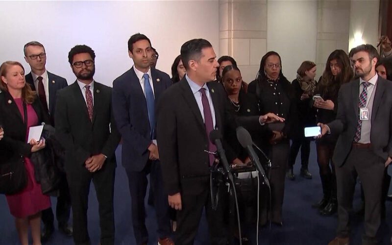 Legisladores demócratas abandonan audiencia con la fiscal general sobre manejo de los archivos de Epstein