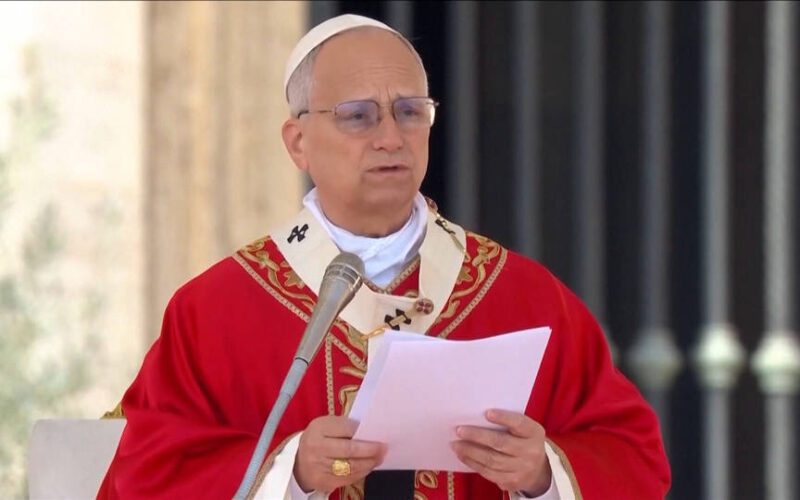El papa León XIV reprende al secretario de Defensa de EE.UU., Pete Hegseth, durante la misa del Domingo de Ramos