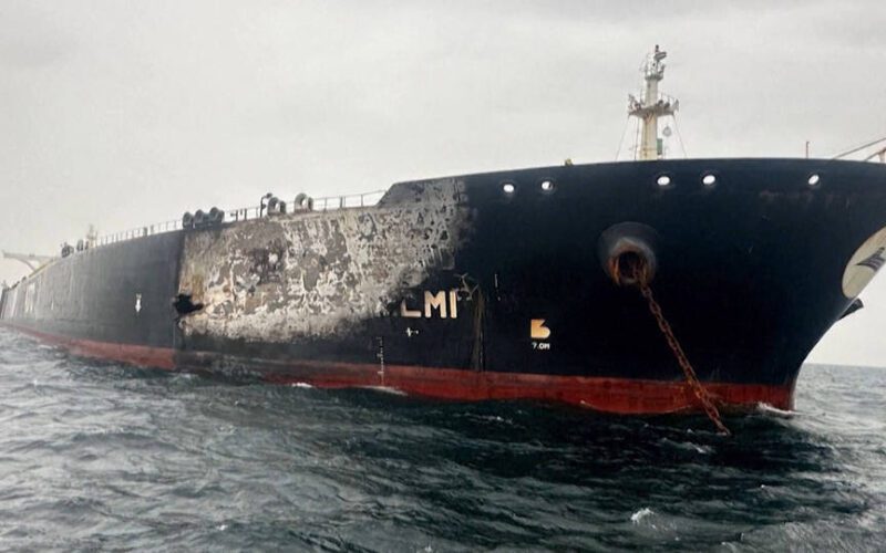 Irán ataca un buque petrolero frente a las costas de Dubái y dispara municiones de racimo contra Israel