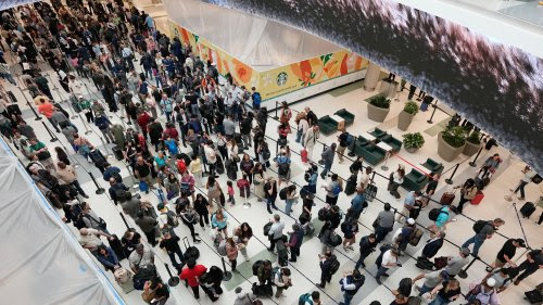 Qué debes saber sobre la orden de Trump de pagar a los agentes de la TSA