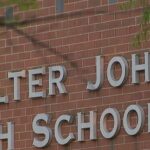 Empleado de la escuela secundaria Walter Johnson, acusado de grabar a estudiantes en el vestuario