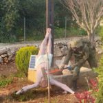 Se viraliza en internet una imagen que muestra a un soldado israelí destruyendo una estatua de Jesús en el sur del Líbano