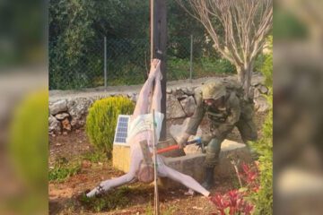 Se viraliza en internet una imagen que muestra a un soldado israelí destruyendo una estatua de Jesús en el sur del Líbano