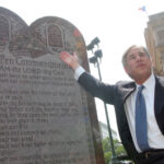 Tribunal de apelaciones de EE.UU. ratifica la ley de Texas que exige exhibir los Diez Mandamientos en escuelas públicas