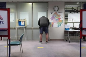 Votantes de Virginia deciden sobre un plan de redistribución de distritos que podría aumentar escaños demócratas en el Congreso