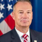 El director interino de ICE, quien supervisaba la campaña de deportaciones de Trump, anuncia su renuncia