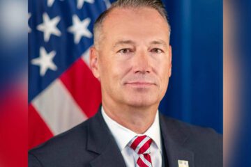 El director interino de ICE, quien supervisaba la campaña de deportaciones de Trump, anuncia su renuncia