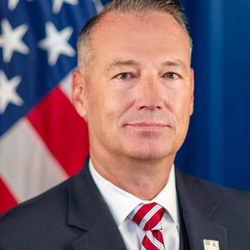 El director interino de ICE, quien supervisaba la campaña de deportaciones de Trump, anuncia su renuncia