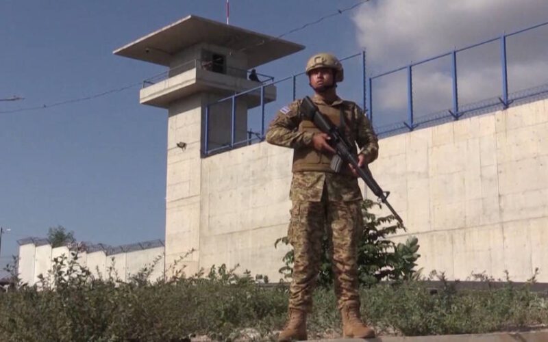 Un hombre venezolano demanda al Gobierno de Trump por su deportación ilegal al CECOT de El Salvador