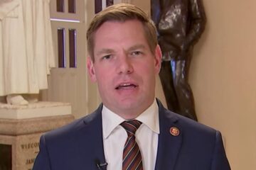 El representante Eric Swalwell planea renunciar al Congreso tras acusaciones de agresión sexual
