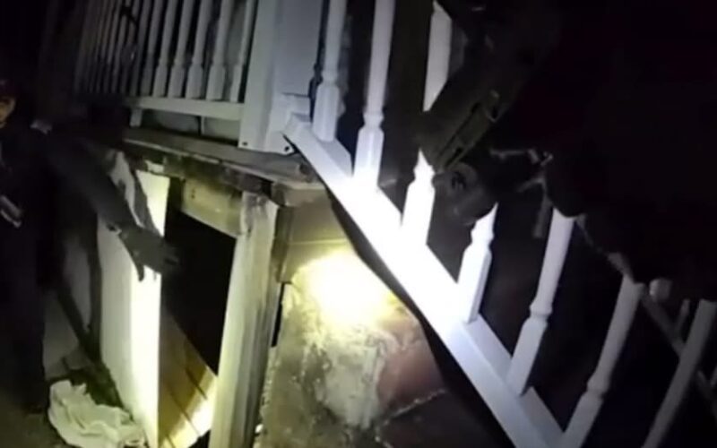 Acusan a un hombre de traficar con una mujer desde una vivienda en Laurel; intentó esconderse en un espacio bajo el suelo