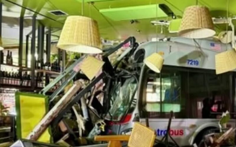 Tres heridos tras chocar un Metrobus contra un restaurante en D.C.