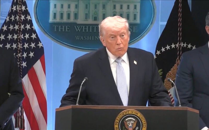 Trump resta importancia a las preguntas relacionadas con crímenes de guerra