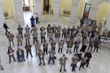 Detienen a veteranos y familiares durante manifestación en el Capitolio de EE.UU. en oposición a la guerra contra Irán