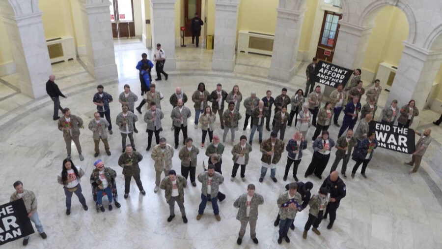Detienen a veteranos y familiares durante manifestación en el Capitolio de EE.UU. en oposición a la guerra contra Irán