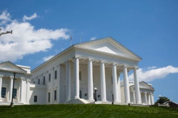 Tribunal Supremo de Virginia estudia si bloquea el mapa electoral aprobado por los votantes