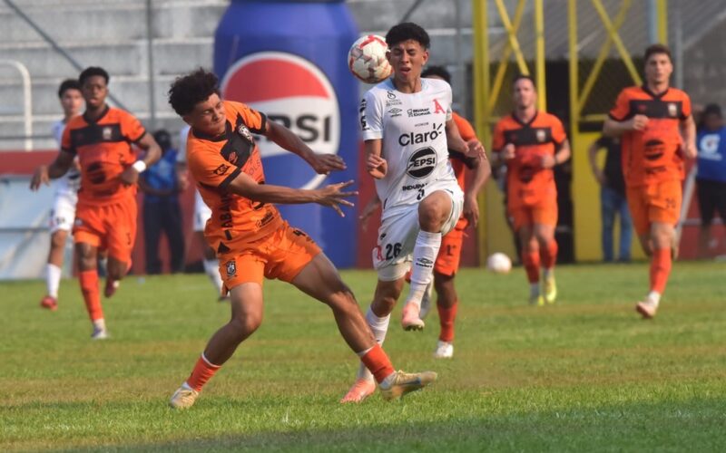 Fútbol salvadoreño: C.D. Águila vence al Alianza F. C. 2-1