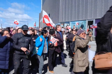 Cientos de groenlandeses se manifiestan durante la inauguración de un nuevo edificio consular de EE.UU. en Nuuk