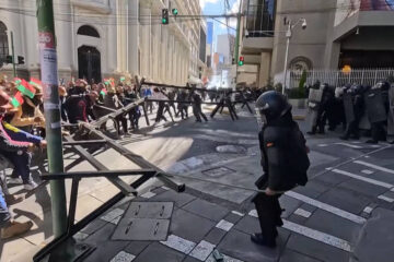 Manifestantes en Bolivia piden la dimisión del presidente Rodrigo Paz Pereira
