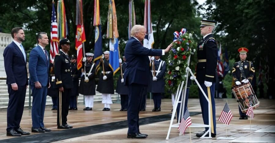 El presidente Trump rinde homenaje a los héroes caídos de Estados Unidos en este día especial