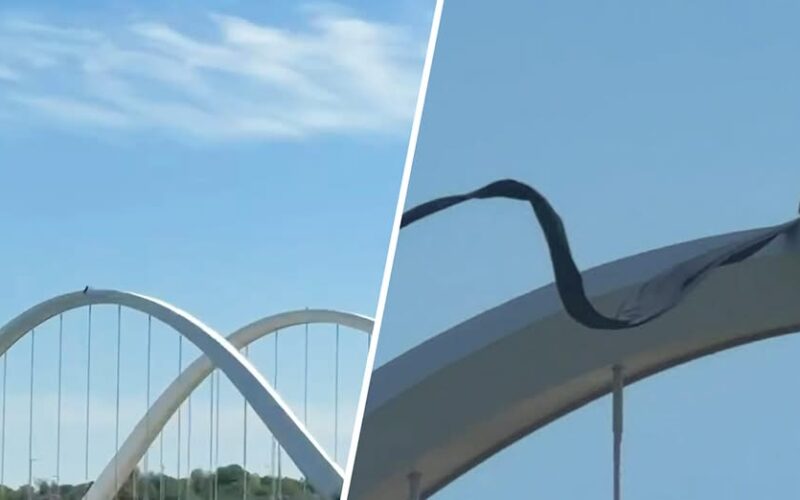 Un manifestante escala el puente Douglass, provocando su cierre durante la hora punta