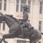 Instalan en Freedom Plaza la estatua de un padre fundador que esclavizó a cientos de personas