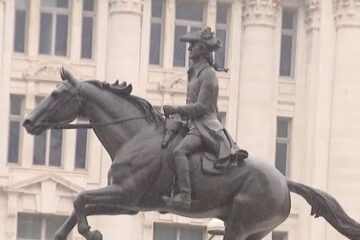 Instalan en Freedom Plaza la estatua de un padre fundador que esclavizó a cientos de personas