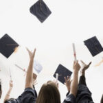 Una emotiva sorpresa de graduación hace llorar a los estudiantes de último año