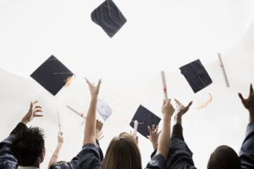Una emotiva sorpresa de graduación hace llorar a los estudiantes de último año