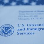 La administración Trump afirma que los titulares de visas que buscan la «green card» deben solicitarla desde sus países