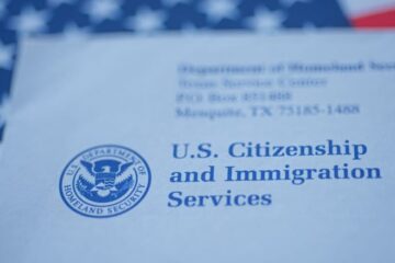 La administración Trump afirma que los titulares de visas que buscan la «green card» deben solicitarla desde sus países