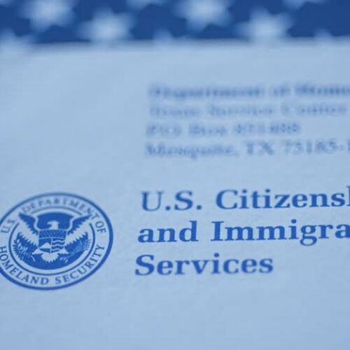La administración Trump afirma que los titulares de visas que buscan la «green card» deben solicitarla desde sus países