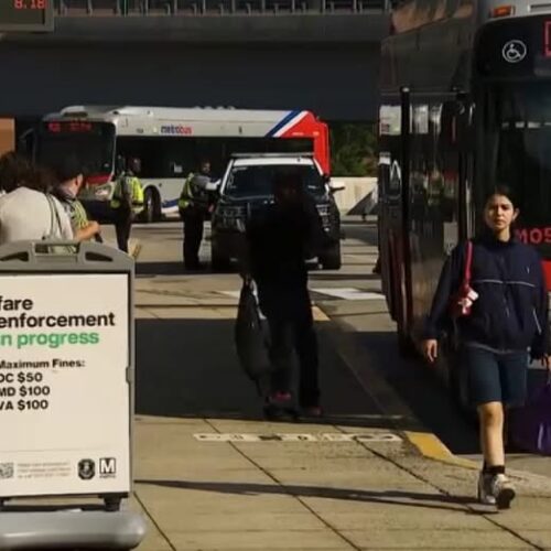 Metro arresta a 21 personas y emite cientos de multas en una campaña contra la evasión del pasaje de autobús