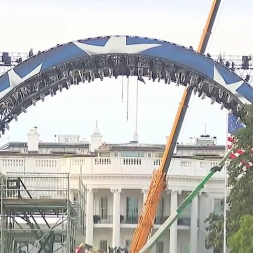 En marcha la construcción para la pelea de la UFC en la Casa Blanca; se avista «La Garra» alzándose en el centro de D.C.