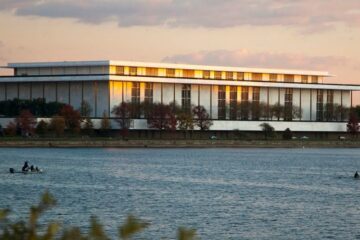 Un juez suspende temporalmente el cierre del Kennedy Center y ordena retirar el nombre de Trump del edificio