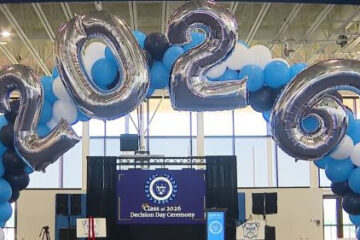 Escuela secundaria de DC celebra la admisión universitaria de todos sus estudiantes de último año