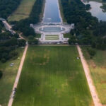 Aparecen números gigantes «8647» en el césped del National Mall