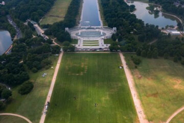 Aparecen números gigantes «8647» en el césped del National Mall