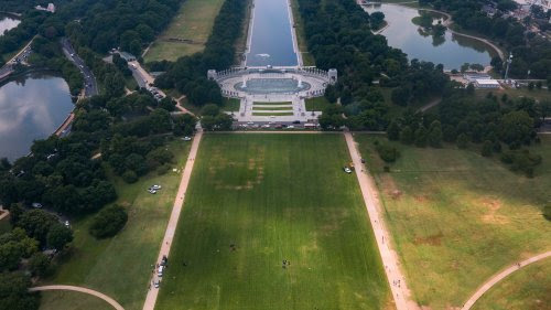 Aparecen números gigantes «8647» en el césped del National Mall