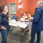 Agentes federales de EE.UU. confrontan a trabajadora electoral en un centro de votación de una ciudad del estado de Nueva York
