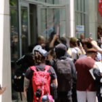 Presentan cargos federales de conspiración contra 15 activistas que protestaron contra las redadas del ICE en Mineápolis y Saint Paul