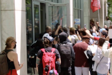 Presentan cargos federales de conspiración contra 15 activistas que protestaron contra las redadas del ICE en Mineápolis y Saint Paul