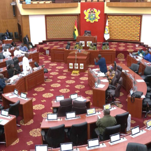 El Parlamento de Ghana aprueba un proyecto de ley que criminaliza las actividades LGBTQ+